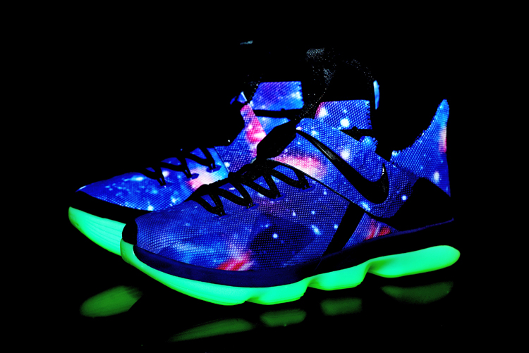 glow in the dark nike shoes 